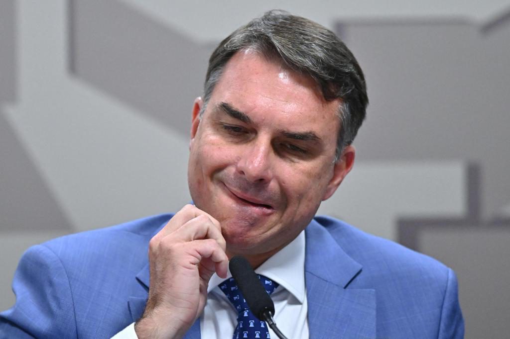 Una investigación contra Flávio Bolsonaro empantana la campaña electoral en Brasil