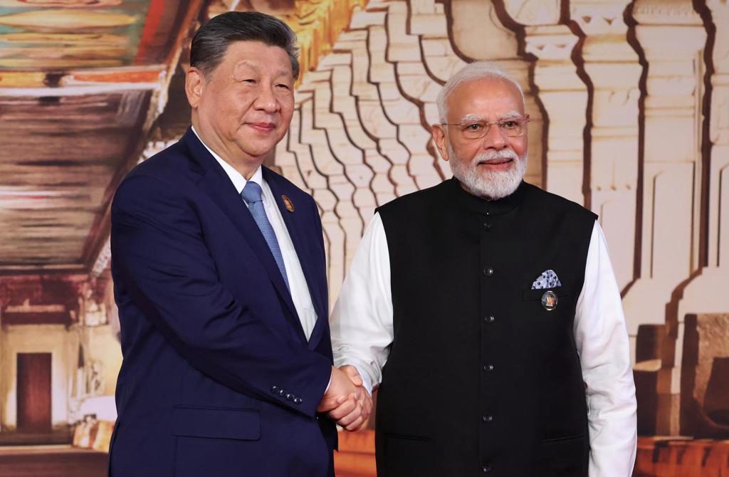 Xi se reúne con Modi en Nueva Delhi en su primera visita a la capital india en siete años