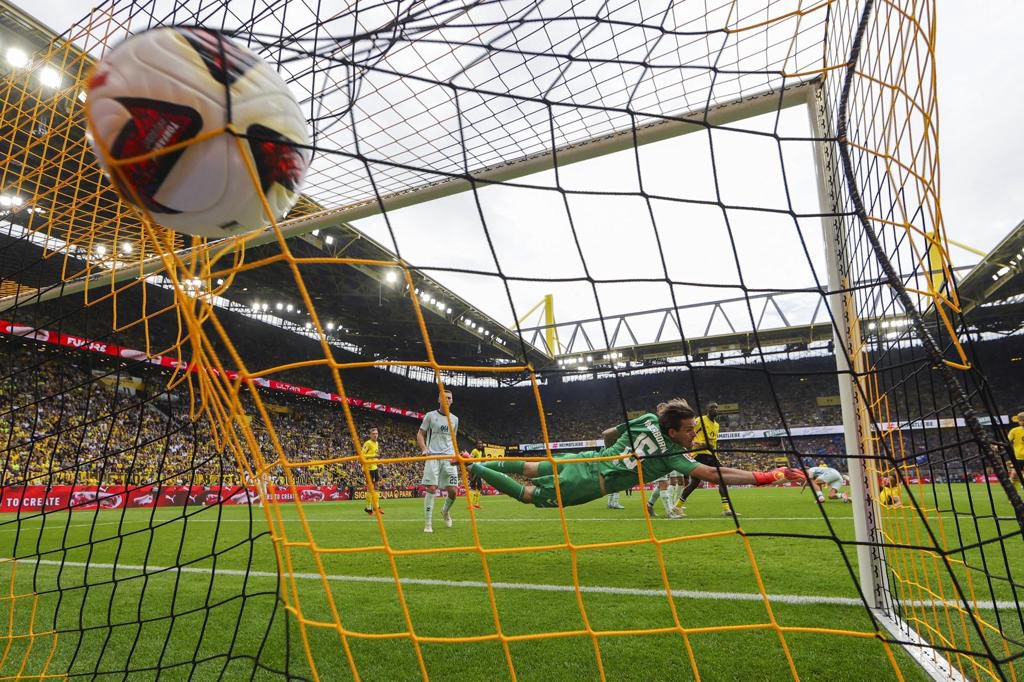 3-0. El Dortmund golea y Nmecha firma un doblete