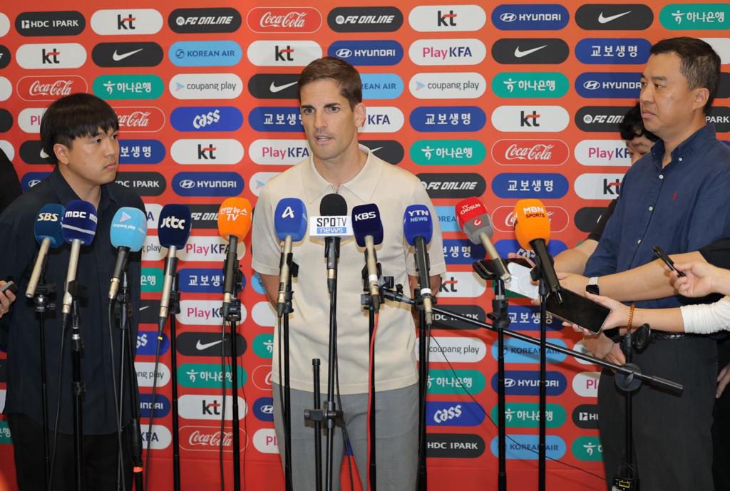Robert Moreno llega a Corea del Sur «con mucha ilusión» por dirigir a la selección