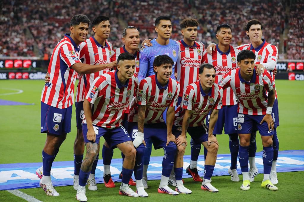 Guadalajara golea a Pumas y toma el liderato en México