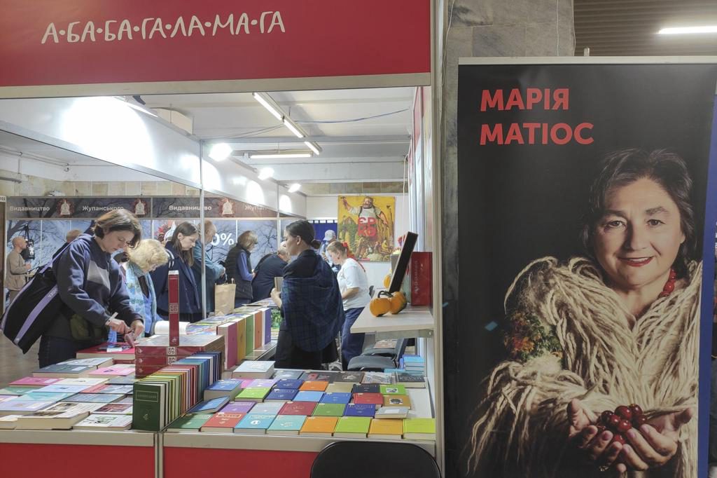 La industria del libro ucraniana resiste la destrucción de 15 millones de libros por Rusia