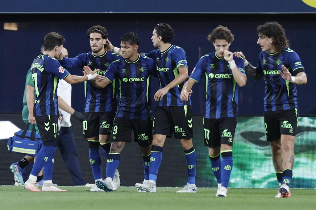 1-2. El Betis asalta La Cerámica y dispara las alarmas en el Villarreal