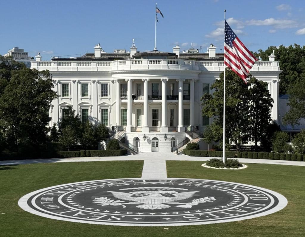 Trump construye un helipuerto de granito en el jardín de la Casa Blanca