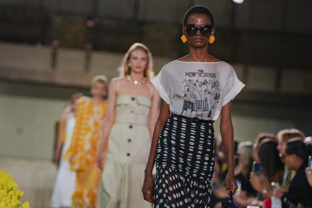 La marca Carolina Herrera celebra 45 años de moda fiel a sus señas de identidad