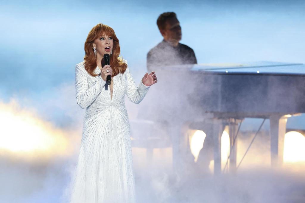 Los Emmy rinden homenaje a Dolly Parton, Rob Reiner y Catherine O’Hara