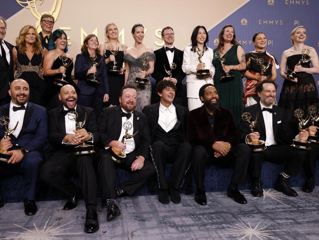‘Widow’s Bay’ arrasa en unos Emmy que honran la partida de grandes estrellas de Hollywood