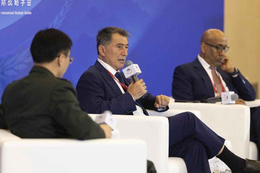 Expertos en foro chino piden control sobre IA pero rechazan elegir entre China y EE. UU.