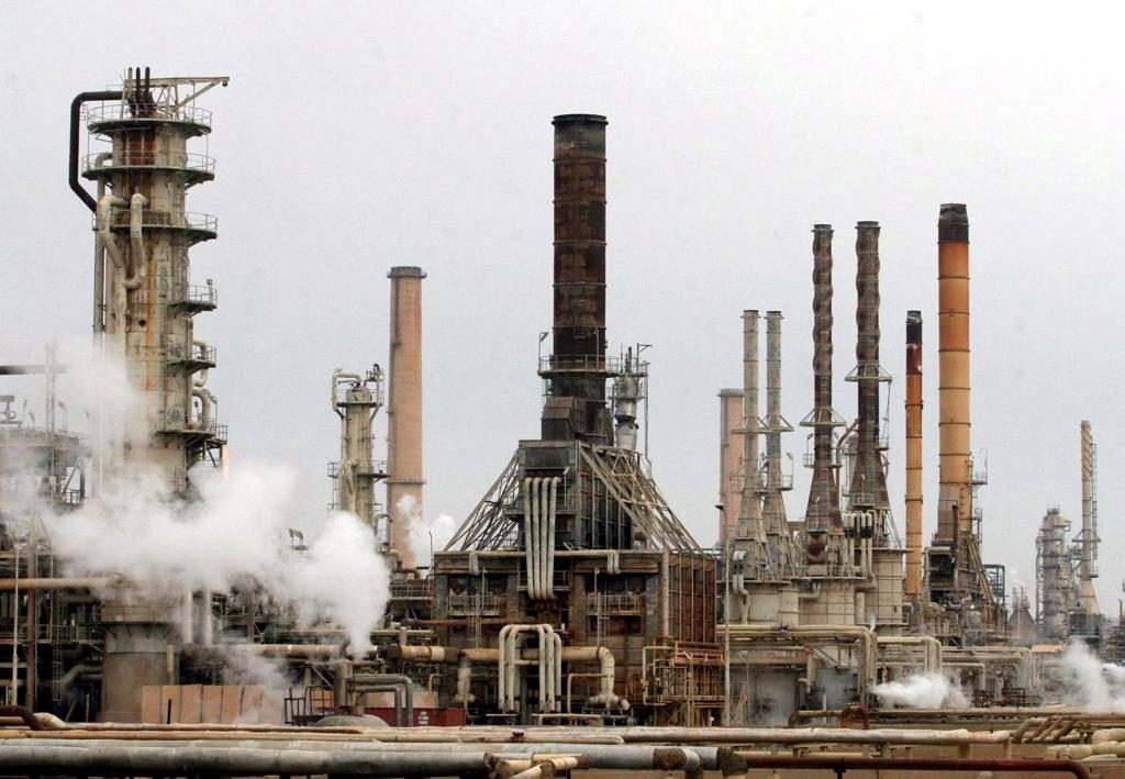 El petróleo brent sube esta tarde el 2,2 % hasta 108 dólares el barril