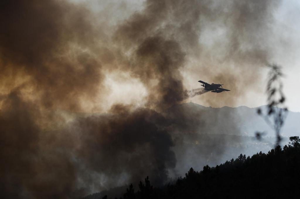 Portugal trata de controlar un gran incendio en el centro del país con casi 700 bomberos