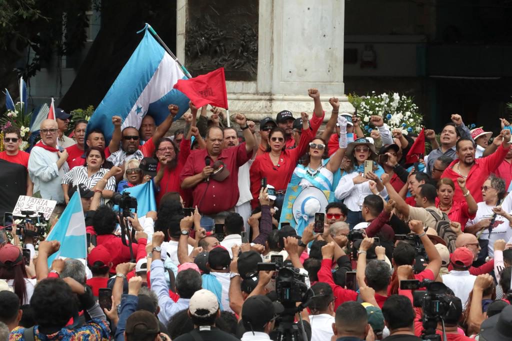 Desfiles estudiantiles y protestas opositoras en aniversario independentista de Honduras