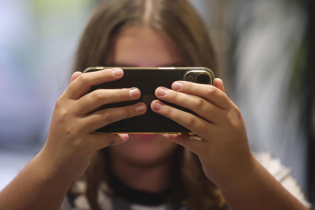 La UE vetará las redes sociales a los menores de 13 años y las limitará hasta los 15