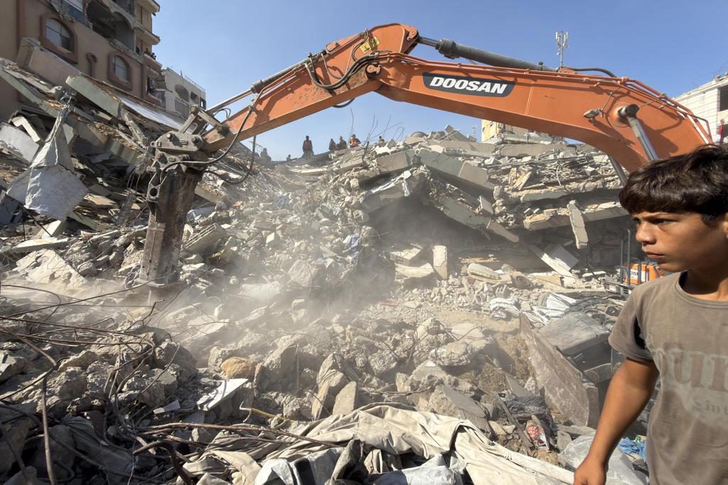 Al menos 20 muertos y 60 desaparecidos en el derrumbe de un edificio en Gaza bombardeado