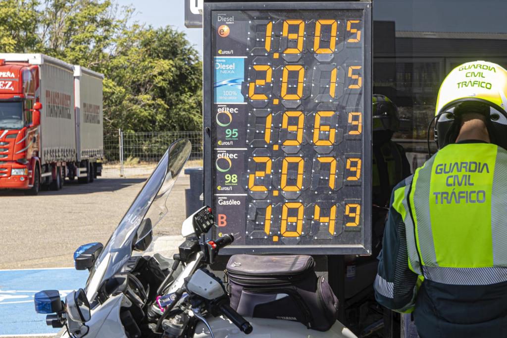 El brent baja más del 3 % y se sitúa en los 105 dólares el barril