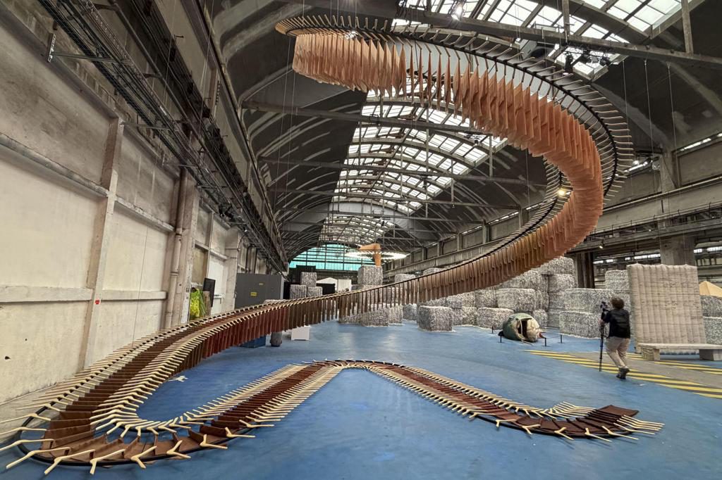 La Bienal de Lyon convierte una nave industrial en un viaje por las urgencias del mundo