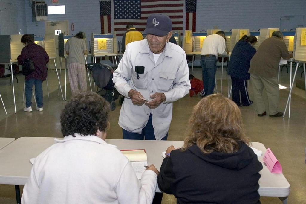 Un 38 % de los votantes latinos está indeciso y un 52 % de ellos prevé daños económicos por Trump