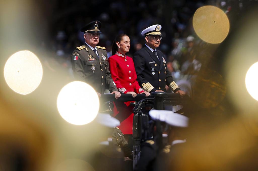 México destaca defensa de la soberanía y capacidad militar con drones en desfile militar