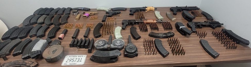 Arrestan a dos y ocupan drogas y armas en medio de allanamiento en Guaynabo
