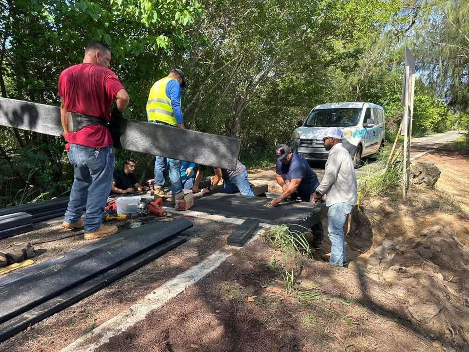Isabela convierte plástico reciclado en un puente para el Paseo Ecológico