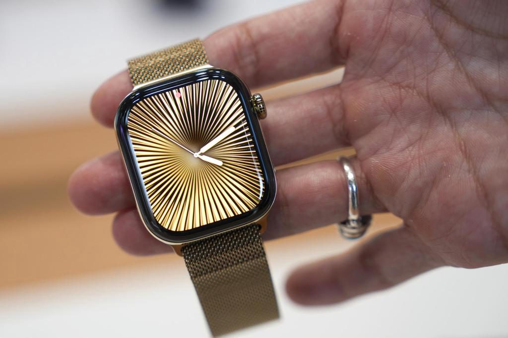 Apple dota a sus relojes de inteligencia de audio para rebobinar charlas y resumir el día