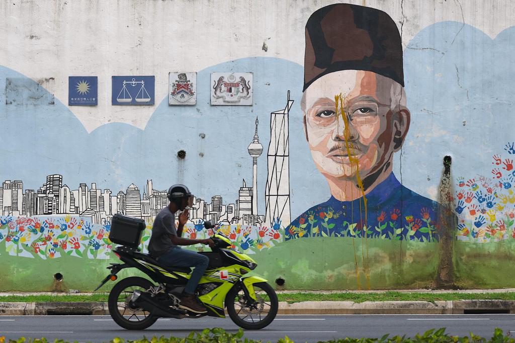 El rey malasio concede a exlíder Najib Razak pasar en casa resto de condena por corrupción