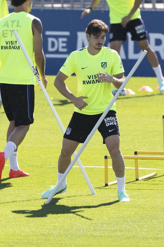 Julián Alvarez se acerca al derbi; Pablo Barrios y Sorloth siguen de baja