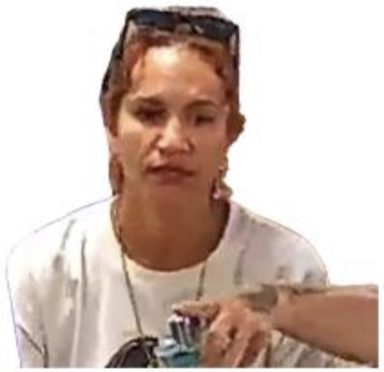 Buscan a mujer sospechosa de robo en Plaza de las Américas