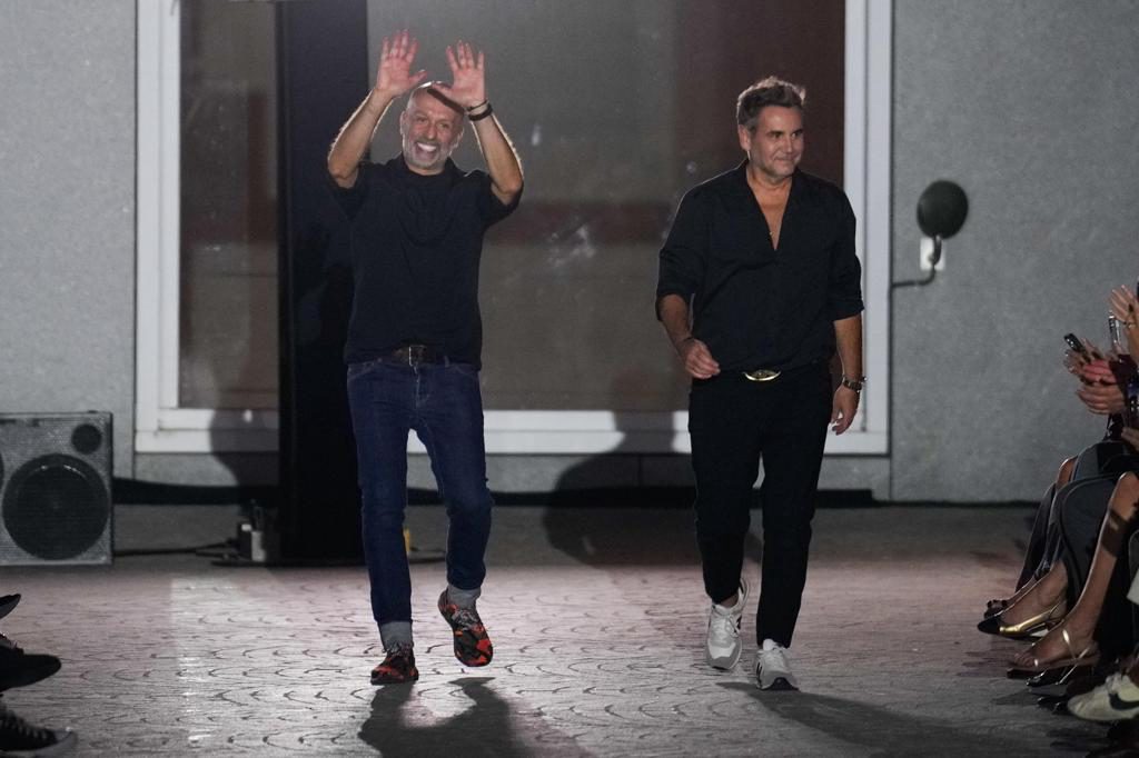 Alvarno demuestra la maestría y el lujo de su costura con el negro como protagonista