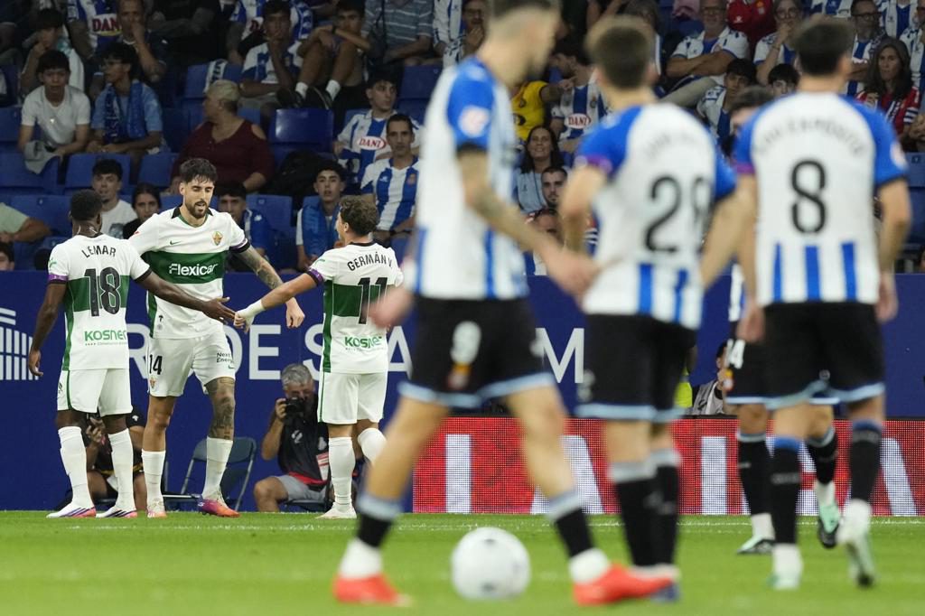 1-3. El Elche engulle al Espanyol pese a jugar con diez desde el minuto seis