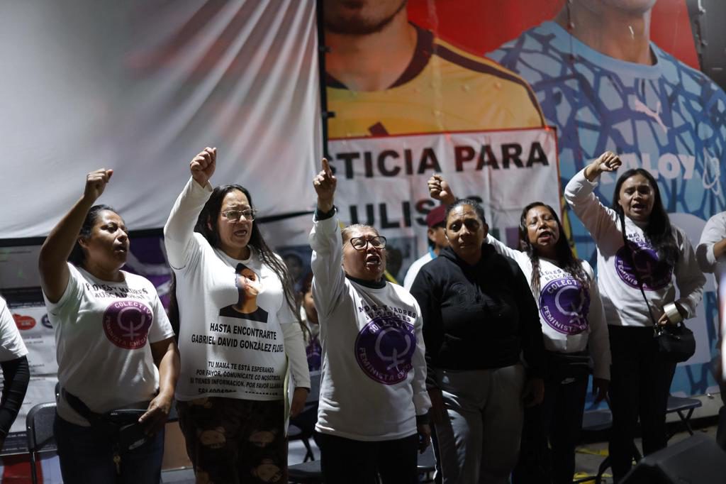 Madres buscadoras de México escarban por certeza en el documental ‘Canales de la muerte’
