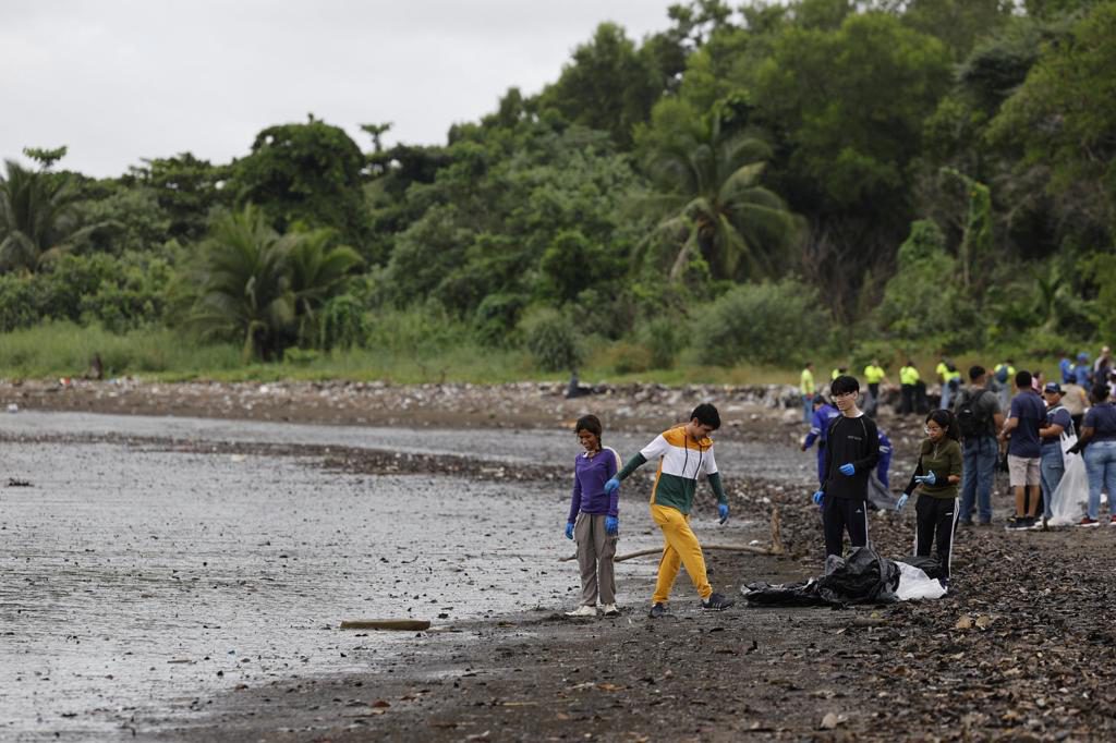 Entre basura y rascacielos, una jornada de conciencia ambiental en la costa panameña