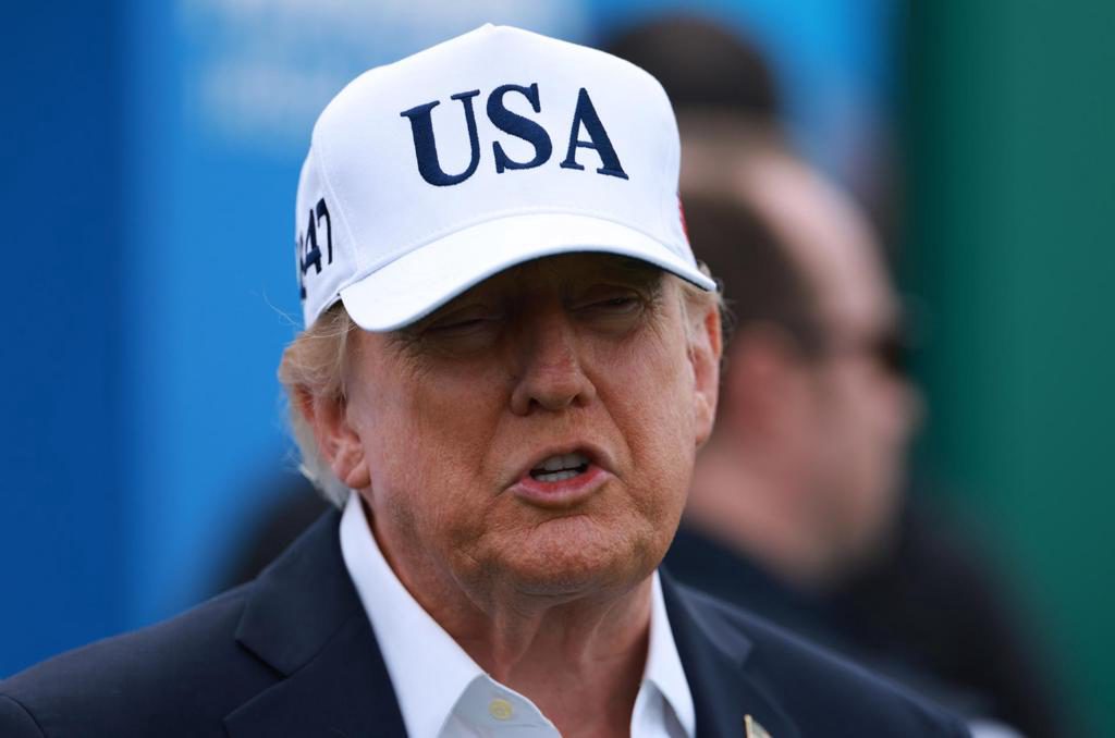 Trump acusa al Supremo de que sus decisiones «erróneas» han costado «billones» a EEUU