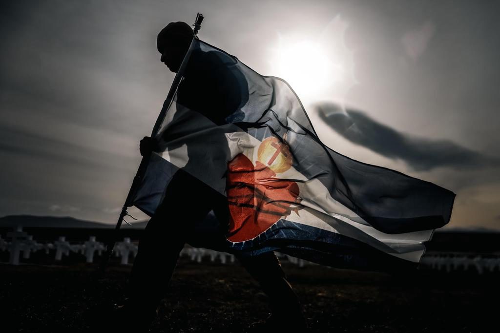 Volver a Malvinas 44 años después: un viaje entre trincheras, tumbas y heridas abiertas