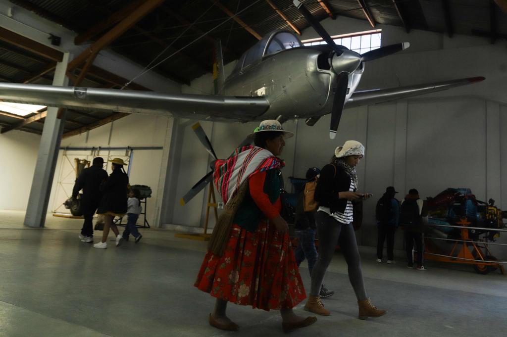 Bolivia exhibe más de 30 aeronaves que marcaron la historia de su Fuerza Aérea