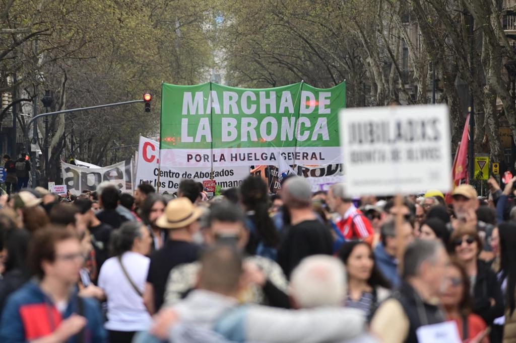 Miles acuden a ‘la marcha de la bronca’ en Buenos Aires contra plan económico de Milei