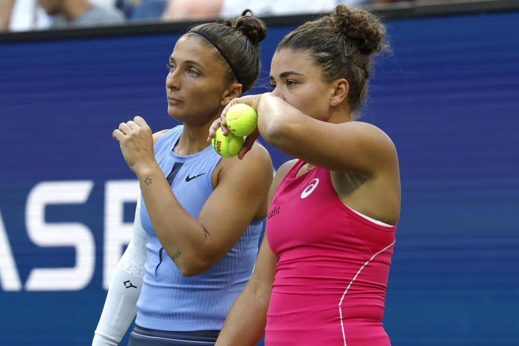 Italia expone su corona en la Billie Jean King entre China, Chequia y el calendario