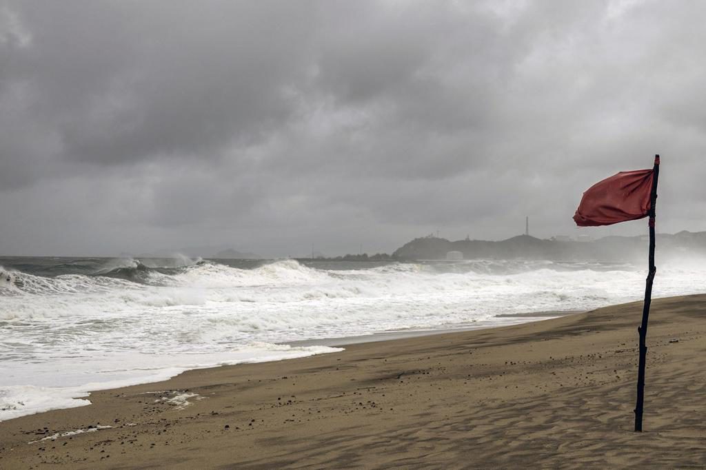 Polo se fortalece frente a costas de México y podría convertirse en huracán este lunes