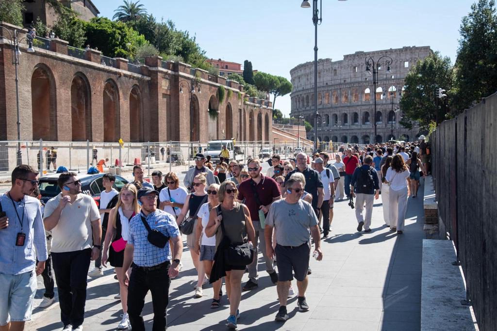 Desconcierto y pesar en el Coliseo de Roma tras su cierre por la muerte de un trabajador
