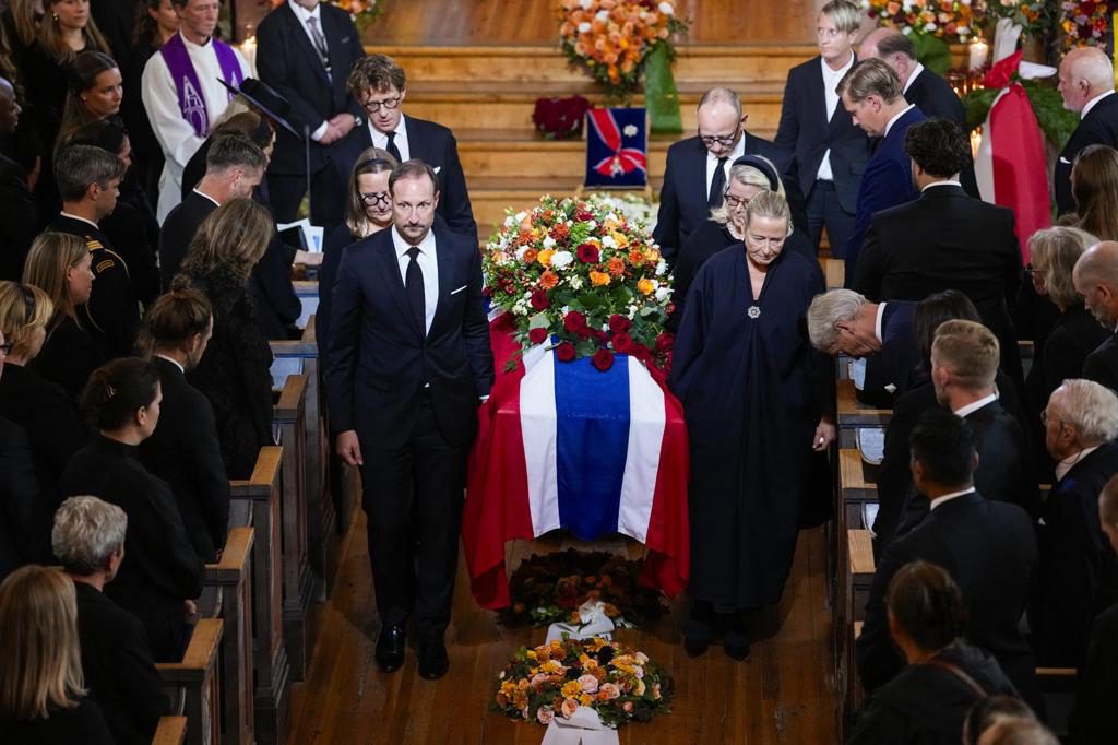 La familia real noruega da el último adiós a la princesa Astrid, hermana de Harald V