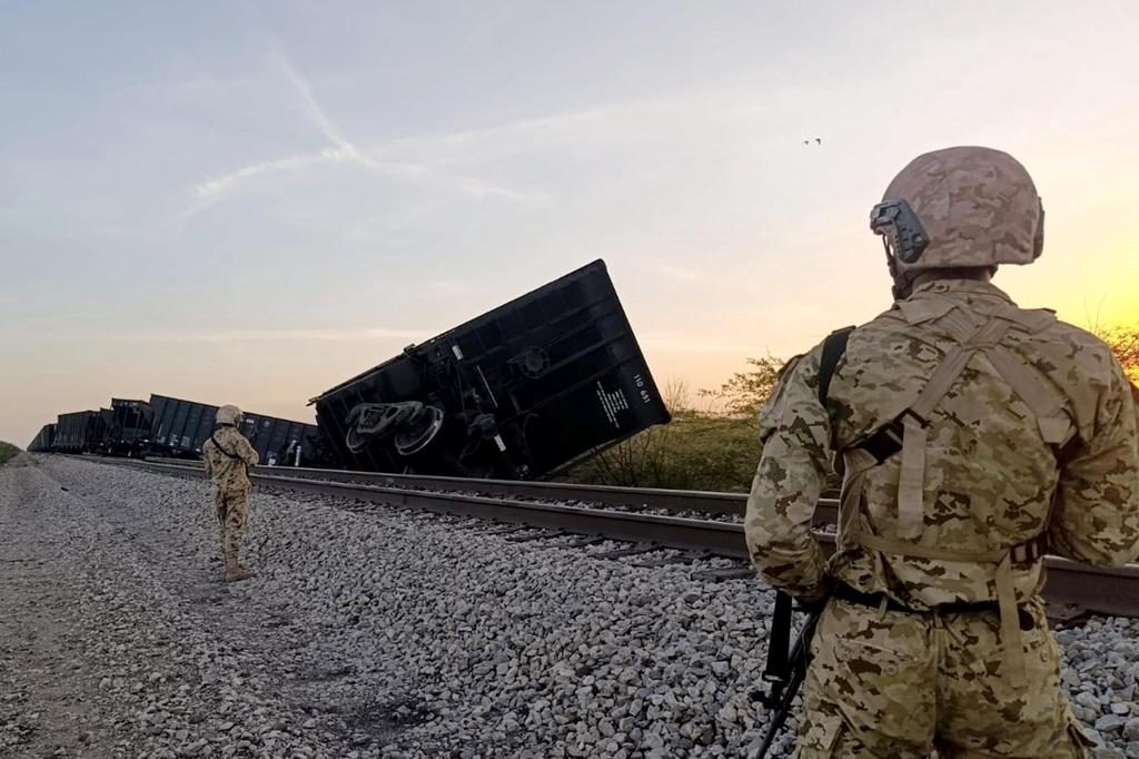 Ataque con explosivos descarrila tren carbonero durante ola violenta en norte de Colombia