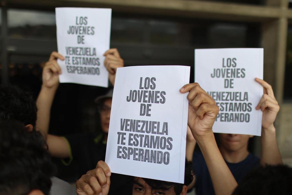 Jóvenes reclaman frente al principal aeropuerto de Venezuela que se permita el regreso de Machado