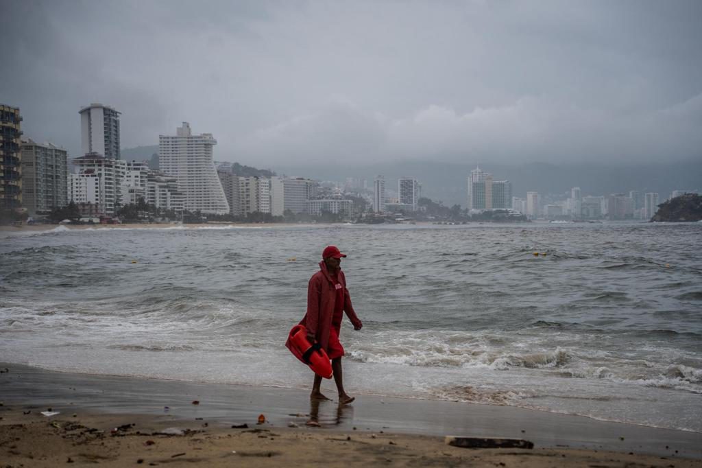 El huracán Polo provoca compras masivas y fuertes lluvias en Acapulco, México