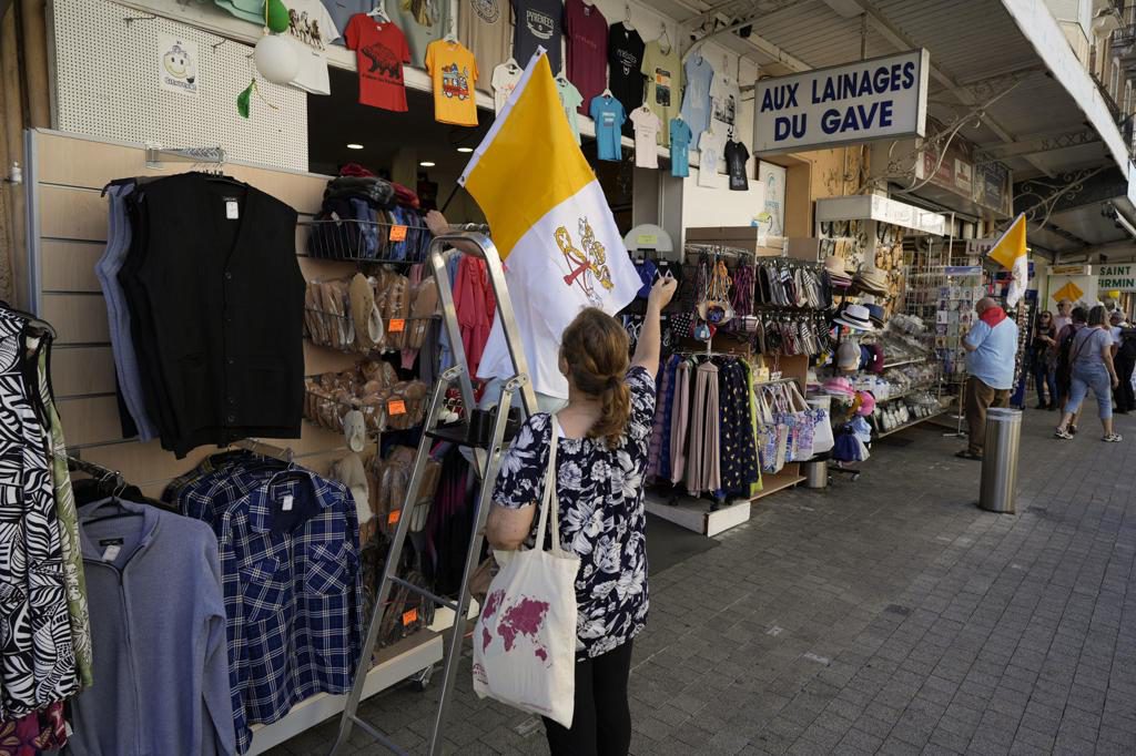 Banderas y carteles inundan Lourdes ante la llegada del papa León XIV: «Impacta mucho»