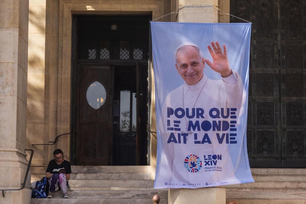 «Cuidar del migrante»: el gesto a contracorriente que protagonizará León XIV en París
