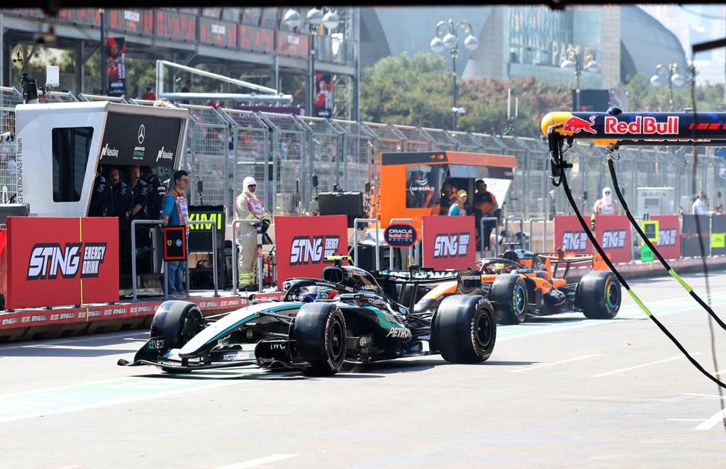 Russell domina el primer libre de Baku por delante de Verstappen y Leclerc
