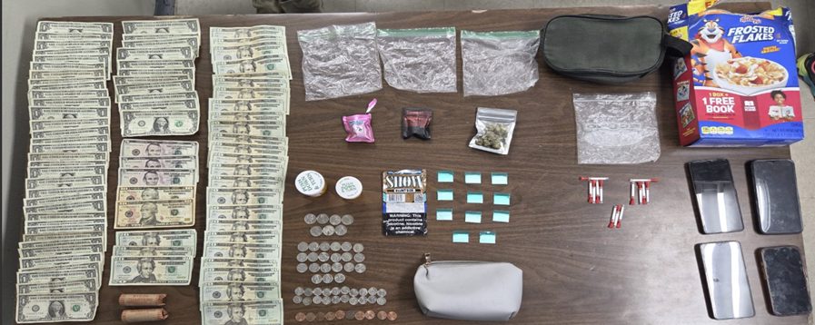 Arrestan a dos y ocupan sustancias controladas en allanamiento en Carolina
