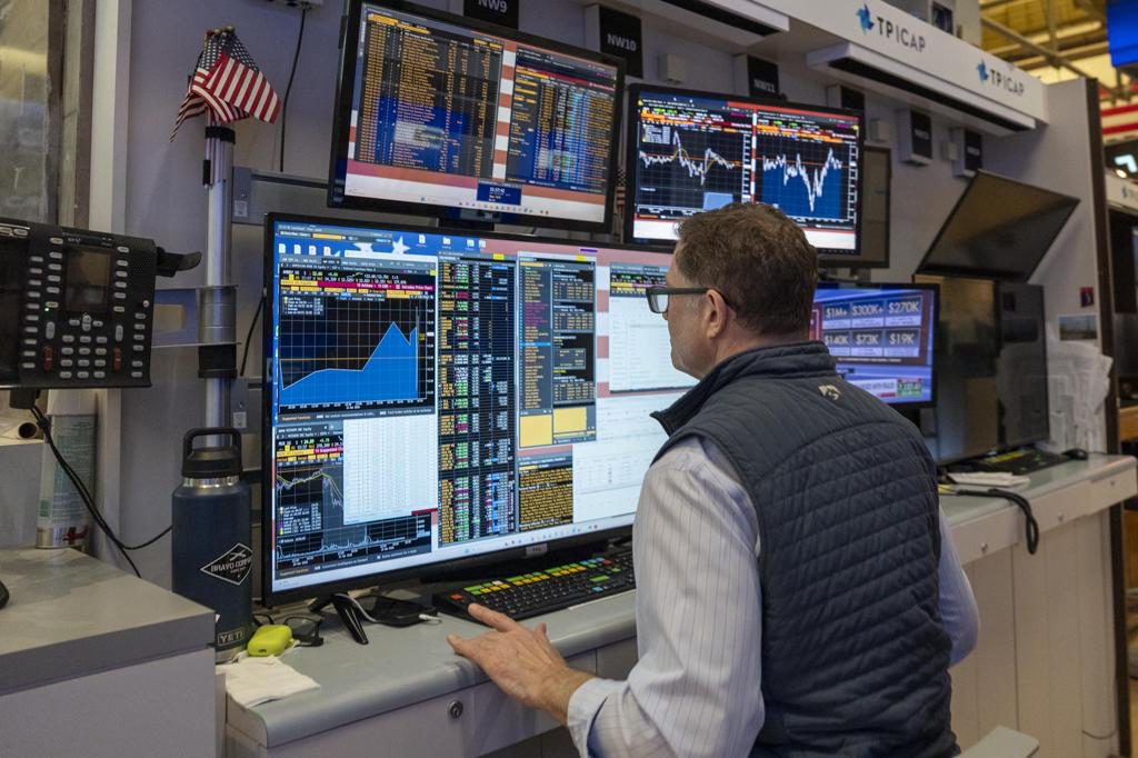 Wall Street abre en rojo por el alza de los bonos y la expectativa de otra subida de tipos