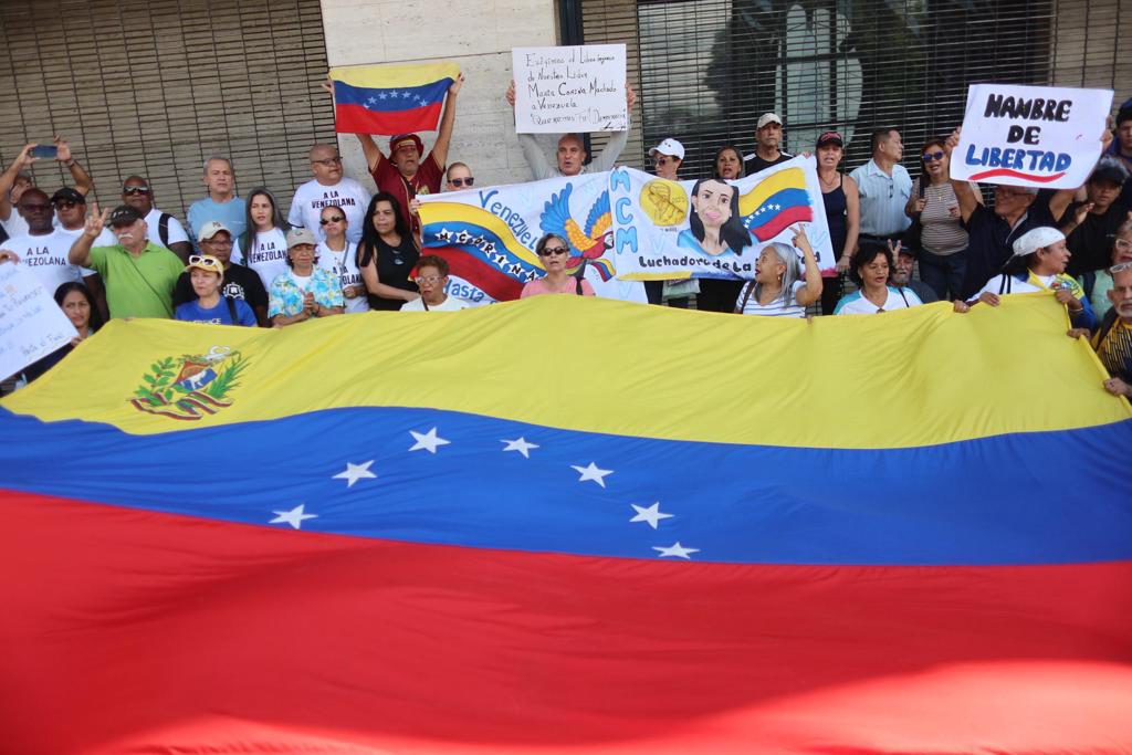 Opositores exigen que se permita el regreso de Machado a Venezuela y elecciones en 2027