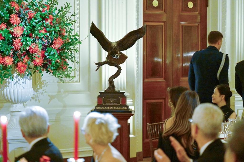 Trump regala a Xi una estatua de un águila calva, símbolo de EE.UU.