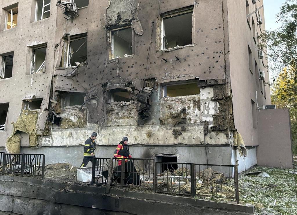 Tres muertos al impactar un dron ruso junto a un edificio de oficinas en Kiev